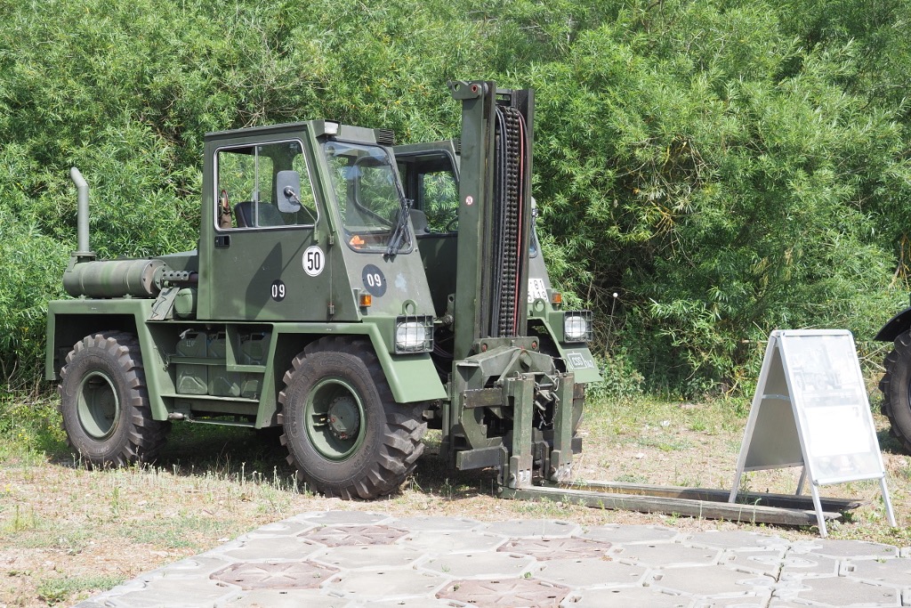 Die Bundeswehr will ihre in die Jahre gekommenen Feldumschlaggeräte ersetzen und hat dafür ein Vergabeverfahren gestartet. Beschafft werden sollen bis zu 1.000 neue Teleskopstapler unter der Bezeichnung MUFFEL.