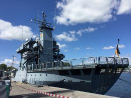 Das Versorgungsschiff soll gemeinsam mit dem Minenjagdboot „Fulda" in einem NATO-Verband in Bereitschaft gehen. Ob es zu einem Einsatz kommt, hängt von einem Bundestagsmandat ab.