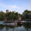 Soldaten vom Wachbataillon fahren mit einem Schlauchboot über ein Gewässer bei der Abschlussübung während der Spezialgrundausbildung in Rüdersdorf, am 28.08.2024.