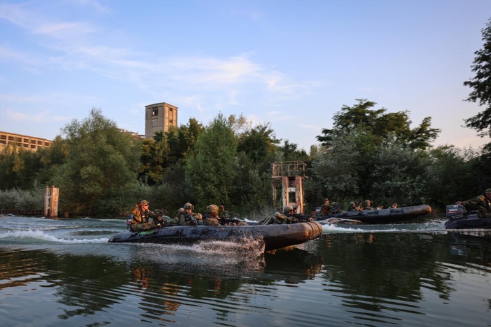 Soldaten vom Wachbataillon fahren mit einem Schlauchboot über ein Gewässer bei der Abschlussübung während der Spezialgrundausbildung in Rüdersdorf, am 28.08.2024.