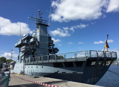 Das Versorgungsschiff soll gemeinsam mit dem Minenjagdboot „Fulda" in einem NATO-Verband in Bereitschaft gehen. Ob es zu einem Einsatz kommt, hängt von einem Bundestagsmandat ab.