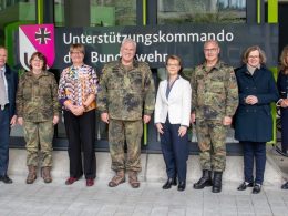 Staatssekretärin (BMG) Katja Kohfeld wird zum Arbeitsgespräch am Unterstützungskommando der Bundeswehr in Bonn vom Befehlshaber des Zentralen Sanitätsdienstes der Bundeswehr, Generaloberstabsarzt Dr. Ralf Hoffmann, empfangen.