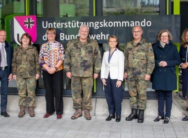 Staatssekretärin (BMG) Katja Kohfeld wird zum Arbeitsgespräch am Unterstützungskommando der Bundeswehr in Bonn vom Befehlshaber des Zentralen Sanitätsdienstes der Bundeswehr, Generaloberstabsarzt Dr. Ralf Hoffmann, empfangen.