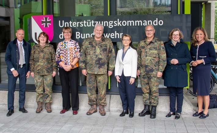 Staatssekretärin (BMG) Katja Kohfeld wird zum Arbeitsgespräch am Unterstützungskommando der Bundeswehr in Bonn vom Befehlshaber des Zentralen Sanitätsdienstes der Bundeswehr, Generaloberstabsarzt Dr. Ralf Hoffmann, empfangen.