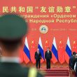 China braucht keine formalen Allianzen, um global Einfluss auszuüben – seine Macht entsteht aus gesteuerten Abhängigkeiten statt aus Beistandspflichten. Von Russland und Iran über Nordkorea bis Dschibuti zeigt sich ein flexibles Netzwerk funktionaler Partnerschaften, das beweglicher, aber auch unverlässlicher ist als westliche Bündnissysteme. Warum Europa Pekings Strategie weder als geschlossene Gegen-NATO überschätzen noch in ihren fehlenden Verträgen als Schwäche missverstehen sollte.