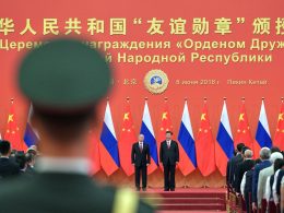 China braucht keine formalen Allianzen, um global Einfluss auszuüben – seine Macht entsteht aus gesteuerten Abhängigkeiten statt aus Beistandspflichten. Von Russland und Iran über Nordkorea bis Dschibuti zeigt sich ein flexibles Netzwerk funktionaler Partnerschaften, das beweglicher, aber auch unverlässlicher ist als westliche Bündnissysteme. Warum Europa Pekings Strategie weder als geschlossene Gegen-NATO überschätzen noch in ihren fehlenden Verträgen als Schwäche missverstehen sollte.
