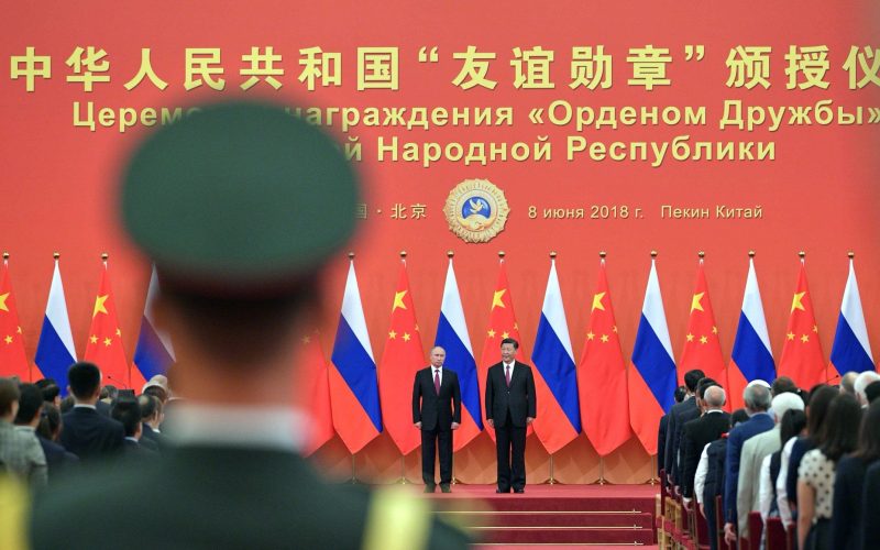China braucht keine formalen Allianzen, um global Einfluss auszuüben – seine Macht entsteht aus gesteuerten Abhängigkeiten statt aus Beistandspflichten. Von Russland und Iran über Nordkorea bis Dschibuti zeigt sich ein flexibles Netzwerk funktionaler Partnerschaften, das beweglicher, aber auch unverlässlicher ist als westliche Bündnissysteme. Warum Europa Pekings Strategie weder als geschlossene Gegen-NATO überschätzen noch in ihren fehlenden Verträgen als Schwäche missverstehen sollte.