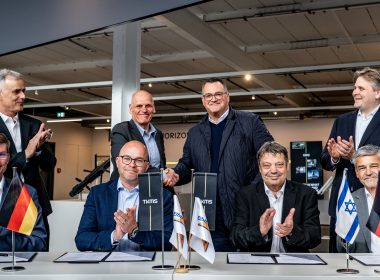 Der deutsche Marinekonzern TKMS und das israelische Verteidigungsunternehmen Elbit Systems haben in Kiel eine Absichtserklärung über eine erweiterte strategische Zusammenarbeit unterzeichnet. Im Fokus stehen die gemeinsame Entwicklung und Vermarktung fortschrittlicher Marinetechnologien.