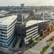 Rheinmetall und die Deutsche Telekom wollen gemeinsam einen Schutzschirm gegen Drohnen und Sabotage entwickeln. Sicherheitspolitisch relevant ist daran nicht allein die einzelne Abwehrtechnologie, sondern die Verbindung von Sensorik, Kommunikationsnetzen, Datenanalyse, Effektoren, Betreibern kritischer Infrastruktur und staatlichem Handlungsrahmen. Der Vorgang markiert einen zentralen Punkt, an dem Drohnenabwehr im zivilen Raum zur Verbundaufgabe wird.
