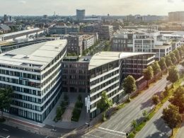 Rheinmetall und die Deutsche Telekom wollen gemeinsam einen Schutzschirm gegen Drohnen und Sabotage entwickeln. Sicherheitspolitisch relevant ist daran nicht allein die einzelne Abwehrtechnologie, sondern die Verbindung von Sensorik, Kommunikationsnetzen, Datenanalyse, Effektoren, Betreibern kritischer Infrastruktur und staatlichem Handlungsrahmen. Der Vorgang markiert einen zentralen Punkt, an dem Drohnenabwehr im zivilen Raum zur Verbundaufgabe wird.
