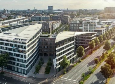Rheinmetall und die Deutsche Telekom wollen gemeinsam einen Schutzschirm gegen Drohnen und Sabotage entwickeln. Sicherheitspolitisch relevant ist daran nicht allein die einzelne Abwehrtechnologie, sondern die Verbindung von Sensorik, Kommunikationsnetzen, Datenanalyse, Effektoren, Betreibern kritischer Infrastruktur und staatlichem Handlungsrahmen. Der Vorgang markiert einen zentralen Punkt, an dem Drohnenabwehr im zivilen Raum zur Verbundaufgabe wird.