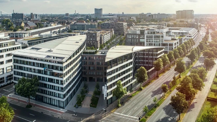 Rheinmetall und die Deutsche Telekom wollen gemeinsam einen Schutzschirm gegen Drohnen und Sabotage entwickeln. Sicherheitspolitisch relevant ist daran nicht allein die einzelne Abwehrtechnologie, sondern die Verbindung von Sensorik, Kommunikationsnetzen, Datenanalyse, Effektoren, Betreibern kritischer Infrastruktur und staatlichem Handlungsrahmen. Der Vorgang markiert einen zentralen Punkt, an dem Drohnenabwehr im zivilen Raum zur Verbundaufgabe wird.