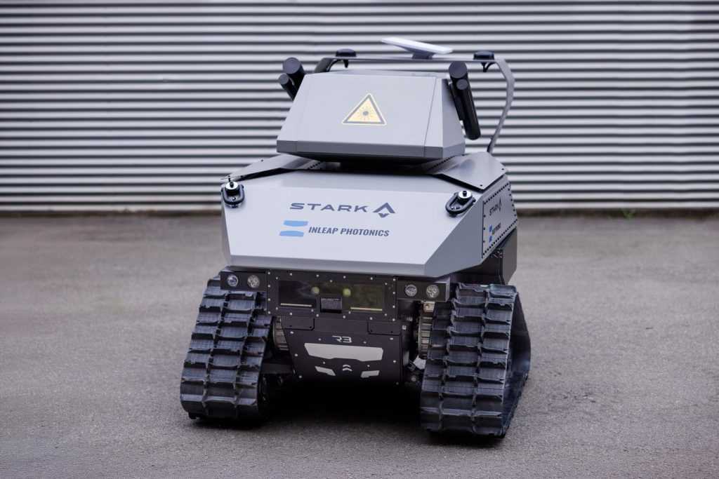 Das Hannoveraner Unternehmen INLEAP Photonics hat ein neues System zur laserbasierten Drohnenabwehr vorgestellt, das die Lasertechnologie erstmals mit einer ferngesteuerten Bodenplattform kombiniert. Ziel ist eine mobile Abwehrlösung für wechselnde Einsatzlagen.
