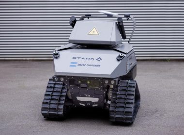 Das Hannoveraner Unternehmen INLEAP Photonics hat ein neues System zur laserbasierten Drohnenabwehr vorgestellt, das die Lasertechnologie erstmals mit einer ferngesteuerten Bodenplattform kombiniert. Ziel ist eine mobile Abwehrlösung für wechselnde Einsatzlagen.