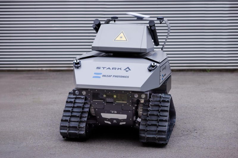 Das Hannoveraner Unternehmen INLEAP Photonics hat ein neues System zur laserbasierten Drohnenabwehr vorgestellt, das die Lasertechnologie erstmals mit einer ferngesteuerten Bodenplattform kombiniert. Ziel ist eine mobile Abwehrlösung für wechselnde Einsatzlagen.
