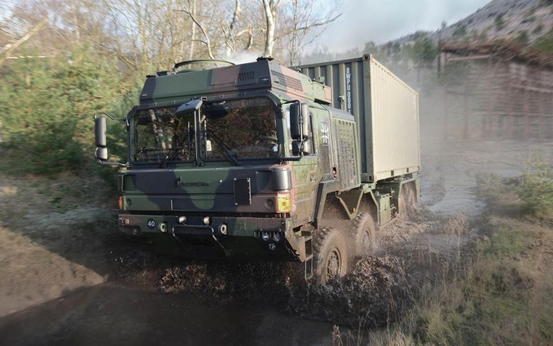 Die Bundeswehr hat beim Düsseldorfer Konzern Rheinmetall mehr als 2.000 ungeschützte militärische Lastwagen bestellt. Der Auftrag hat einen Wert von rund einer Milliarde Euro und stammt aus einem bestehenden Rahmenvertrag.