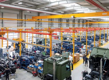 Auf der Pariser Verteidigungsmesse Eurosatory hat Daimler Truck sein Militärgeschäft unter einer neuen globalen Dachmarke zusammengefasst. Der Konzern strebt bis 2028 einen Umsatz von einer Milliarde Euro in diesem Bereich an.
