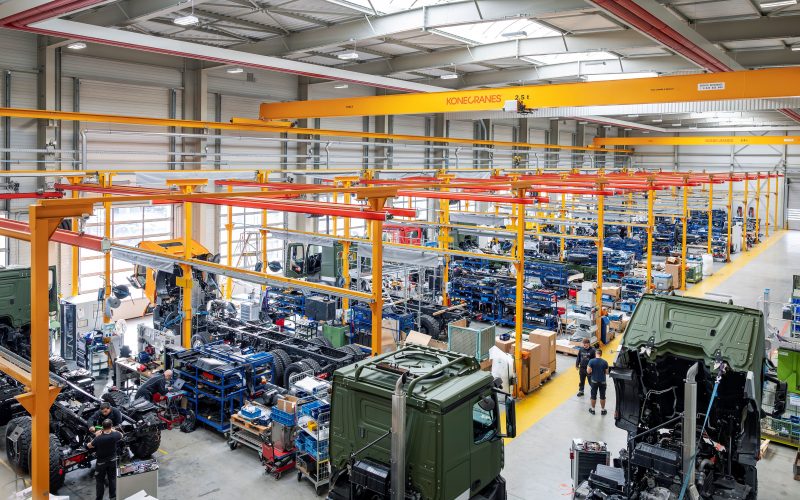 Auf der Pariser Verteidigungsmesse Eurosatory hat Daimler Truck sein Militärgeschäft unter einer neuen globalen Dachmarke zusammengefasst. Der Konzern strebt bis 2028 einen Umsatz von einer Milliarde Euro in diesem Bereich an.