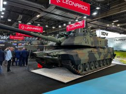 Das Gemeinschaftsunternehmen Leonardo Rheinmetall Military Vehicles (LRMV) stellt mit dem „New Main Battle Tank" (NMBT) einen Kampfpanzer der nächsten Generation vor. Die in der Broschüre beschriebene Konfiguration ist nach Herstellerangaben das Angebot an das italienische Verteidigungsministerium.