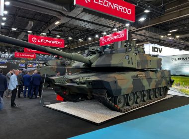 Das Gemeinschaftsunternehmen Leonardo Rheinmetall Military Vehicles (LRMV) stellt mit dem „New Main Battle Tank" (NMBT) einen Kampfpanzer der nächsten Generation vor. Die in der Broschüre beschriebene Konfiguration ist nach Herstellerangaben das Angebot an das italienische Verteidigungsministerium.