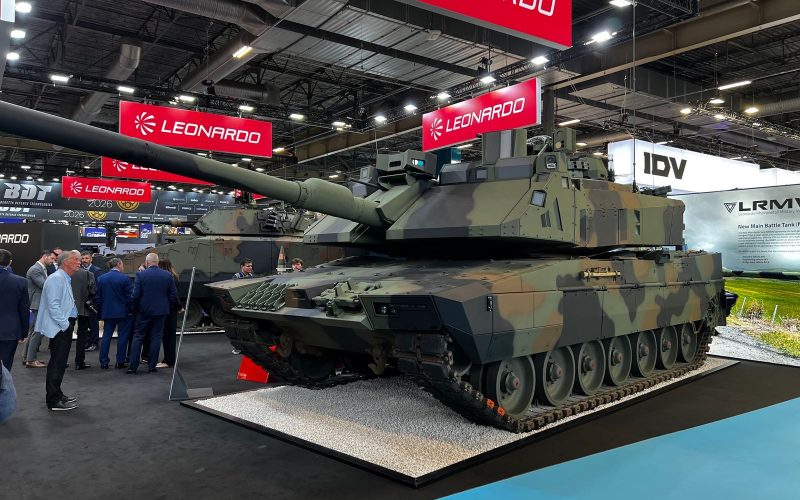 Das Gemeinschaftsunternehmen Leonardo Rheinmetall Military Vehicles (LRMV) stellt mit dem „New Main Battle Tank" (NMBT) einen Kampfpanzer der nächsten Generation vor. Die in der Broschüre beschriebene Konfiguration ist nach Herstellerangaben das Angebot an das italienische Verteidigungsministerium.