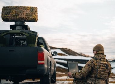 Die dänische Beschaffungsbehörde DALO hat mehrere Giraffe-1X-Radarsysteme des schwedischen Rüstungskonzerns Saab fest bestellt. Die Systeme waren ursprünglich befristet im Umfeld der EU-Gipfeltreffen in Kopenhagen im Herbst 2025 stationiert worden.