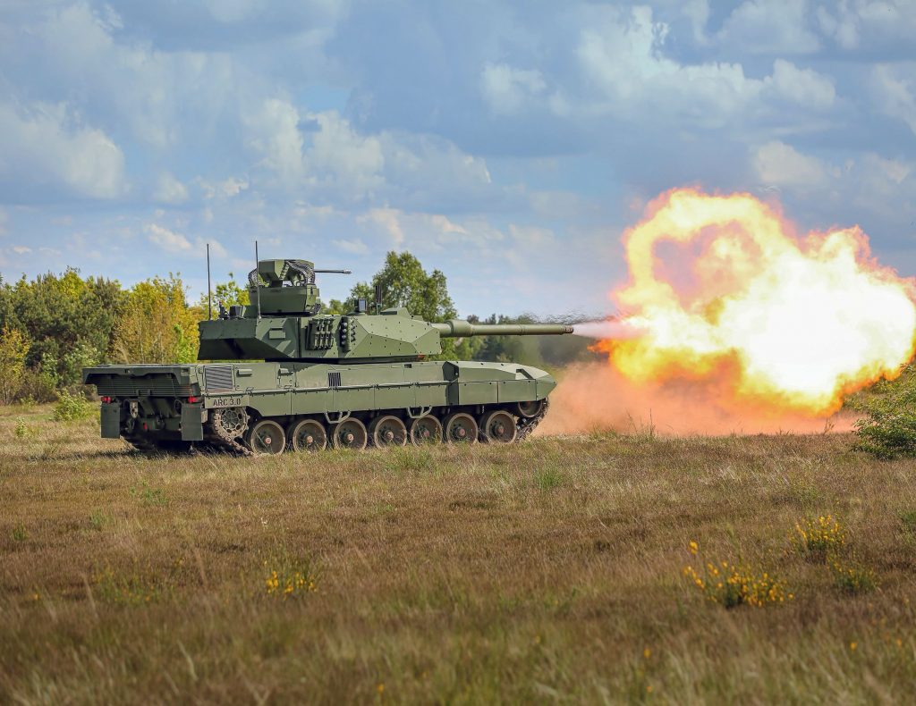 Der deutsch-französische Rüstungskonzern KNDS präsentiert auf der Eurosatory 2026 in Paris eine überarbeitete Version seiner Konzeptstudie Leopard 2 A-RC 3.0. Im Mittelpunkt stehen ein unbemannter, ferngesteuerter Turm, eine dreiköpfige Besatzung und ein stärkerer Fokus auf Drohnenabwehr.
