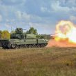 Der deutsch-französische Rüstungskonzern KNDS präsentiert auf der Eurosatory 2026 in Paris eine überarbeitete Version seiner Konzeptstudie Leopard 2 A-RC 3.0. Im Mittelpunkt stehen ein unbemannter, ferngesteuerter Turm, eine dreiköpfige Besatzung und ein stärkerer Fokus auf Drohnenabwehr.