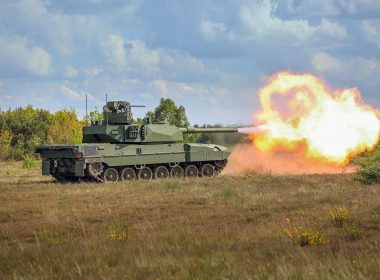 Der deutsch-französische Rüstungskonzern KNDS präsentiert auf der Eurosatory 2026 in Paris eine überarbeitete Version seiner Konzeptstudie Leopard 2 A-RC 3.0. Im Mittelpunkt stehen ein unbemannter, ferngesteuerter Turm, eine dreiköpfige Besatzung und ein stärkerer Fokus auf Drohnenabwehr.