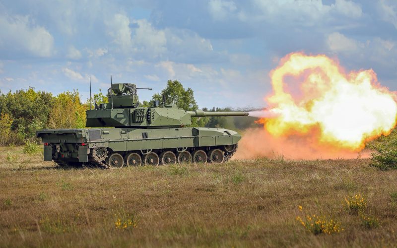 Der deutsch-französische Rüstungskonzern KNDS präsentiert auf der Eurosatory 2026 in Paris eine überarbeitete Version seiner Konzeptstudie Leopard 2 A-RC 3.0. Im Mittelpunkt stehen ein unbemannter, ferngesteuerter Turm, eine dreiköpfige Besatzung und ein stärkerer Fokus auf Drohnenabwehr.