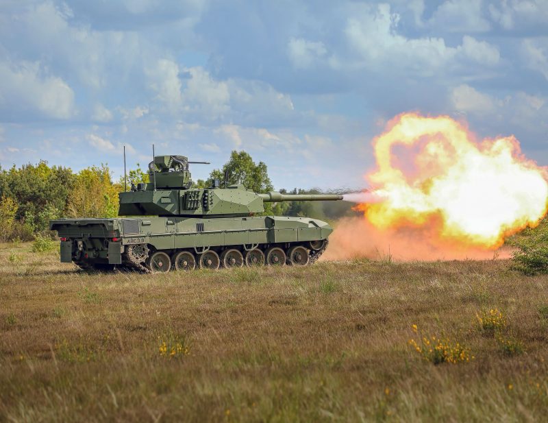 Der deutsch-französische Rüstungskonzern KNDS präsentiert auf der Eurosatory 2026 in Paris eine überarbeitete Version seiner Konzeptstudie Leopard 2 A-RC 3.0. Im Mittelpunkt stehen ein unbemannter, ferngesteuerter Turm, eine dreiköpfige Besatzung und ein stärkerer Fokus auf Drohnenabwehr.
