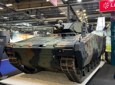 Das Gemeinschaftsunternehmen Leonardo Rheinmetall Military Vehicles bewirbt mit dem „Army Armored Combat System" (A2CS) eine modulare Plattform für gepanzerte Kampffahrzeuge. Die in einer Produktbroschüre vorgestellten Konfigurationen sind nach Herstellerangaben als Angebot an das italienische Verteidigungsministerium ausgelegt.