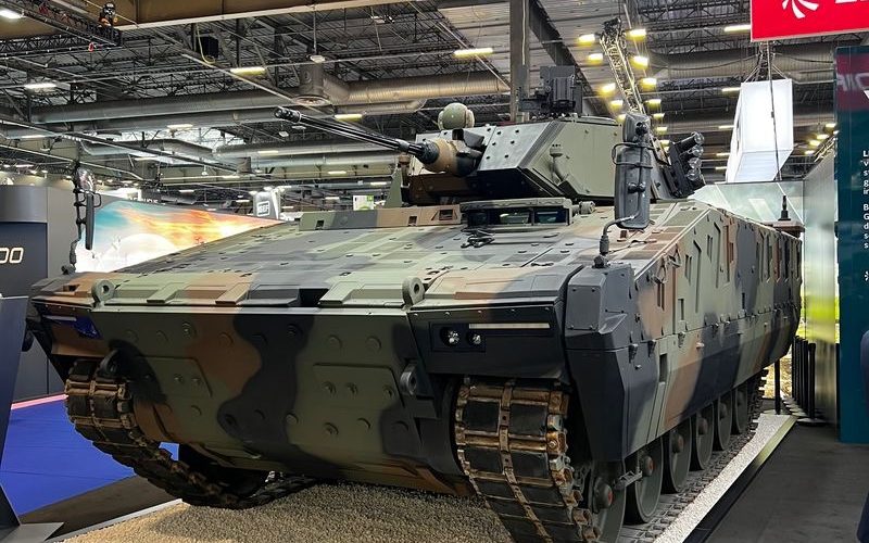 Das Gemeinschaftsunternehmen Leonardo Rheinmetall Military Vehicles bewirbt mit dem „Army Armored Combat System" (A2CS) eine modulare Plattform für gepanzerte Kampffahrzeuge. Die in einer Produktbroschüre vorgestellten Konfigurationen sind nach Herstellerangaben als Angebot an das italienische Verteidigungsministerium ausgelegt.