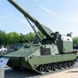 Auf der Rüstungsmesse Eurosatory in Paris hat der europäische Rüstungskonzern KNDS mit „LORAS" ein Konzept für weitreichende Rohrartillerie präsentiert. Mit einem verlängerten 155-Millimeter-Geschütz sollen Reichweiten von bis zu 100 Kilometern möglich sein. Hintergrund sind Lehren aus aktuellen Kriegen, in denen landgestützte indirekte Feuerunterstützung an Bedeutung gewinnt.