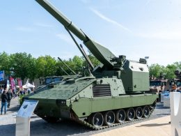 Auf der Rüstungsmesse Eurosatory in Paris hat der europäische Rüstungskonzern KNDS mit „LORAS" ein Konzept für weitreichende Rohrartillerie präsentiert. Mit einem verlängerten 155-Millimeter-Geschütz sollen Reichweiten von bis zu 100 Kilometern möglich sein. Hintergrund sind Lehren aus aktuellen Kriegen, in denen landgestützte indirekte Feuerunterstützung an Bedeutung gewinnt.