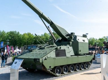 Auf der Rüstungsmesse Eurosatory in Paris hat der europäische Rüstungskonzern KNDS mit „LORAS" ein Konzept für weitreichende Rohrartillerie präsentiert. Mit einem verlängerten 155-Millimeter-Geschütz sollen Reichweiten von bis zu 100 Kilometern möglich sein. Hintergrund sind Lehren aus aktuellen Kriegen, in denen landgestützte indirekte Feuerunterstützung an Bedeutung gewinnt.