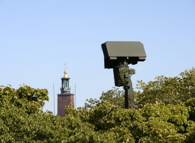 Der schwedische Rüstungskonzern Saab liefert der Beschaffungsbehörde FMV Sensoren und Führungssysteme für die Luftverteidigung der Heeresbrigaden. Der Auftrag hat einen Wert von rund 1,2 Milliarden schwedischen Kronen.