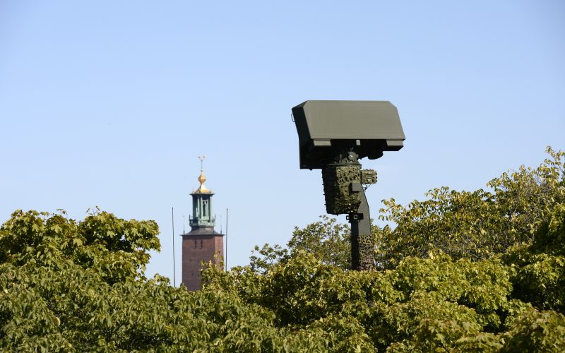 Der schwedische Rüstungskonzern Saab liefert der Beschaffungsbehörde FMV Sensoren und Führungssysteme für die Luftverteidigung der Heeresbrigaden. Der Auftrag hat einen Wert von rund 1,2 Milliarden schwedischen Kronen.