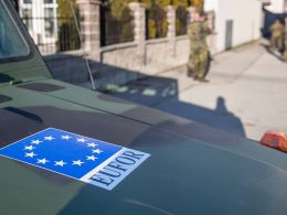 Der Bundestag hat die deutsche Beteiligung an der EU-geführten Militäroperation EUFOR Althea um ein weiteres Jahr verlängert. Das Mandat läuft damit bis Ende Juni 2027, die Obergrenze von bis zu 50 Soldatinnen und Soldaten bleibt unverändert.