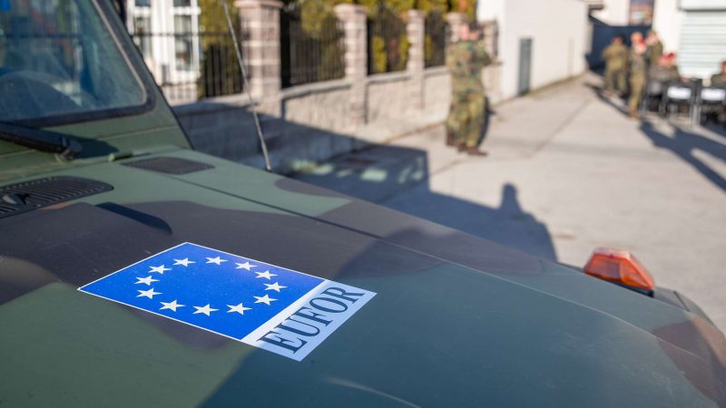 Der Bundestag hat die deutsche Beteiligung an der EU-geführten Militäroperation EUFOR Althea um ein weiteres Jahr verlängert. Das Mandat läuft damit bis Ende Juni 2027, die Obergrenze von bis zu 50 Soldatinnen und Soldaten bleibt unverändert.