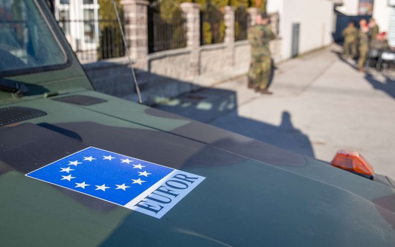 Der Bundestag hat die deutsche Beteiligung an der EU-geführten Militäroperation EUFOR Althea um ein weiteres Jahr verlängert. Das Mandat läuft damit bis Ende Juni 2027, die Obergrenze von bis zu 50 Soldatinnen und Soldaten bleibt unverändert.