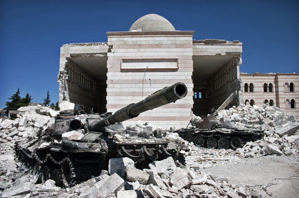 Anderthalb Jahre nach Assads Sturz steht Syrien zwischen westlicher Anerkennung und innerer Fragmentierung: Präsident Ahmed al-Sharaa verspricht Minderheitenschutz, doch Alawiten, Drusen und Kurden erleben sehr unterschiedliche Realitäten. Der Text zeigt, dass Sicherheit im Übergangsstaat weniger von politischen Zusagen abhängt als von Machtkalkülen, externem Druck und der Frage, ob Damaskus Schutz auch dort durchsetzt, wo niemand hinsieht. 