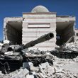 Anderthalb Jahre nach Assads Sturz steht Syrien zwischen westlicher Anerkennung und innerer Fragmentierung: Präsident Ahmed al-Sharaa verspricht Minderheitenschutz, doch Alawiten, Drusen und Kurden erleben sehr unterschiedliche Realitäten. Der Text zeigt, dass Sicherheit im Übergangsstaat weniger von politischen Zusagen abhängt als von Machtkalkülen, externem Druck und der Frage, ob Damaskus Schutz auch dort durchsetzt, wo niemand hinsieht. 