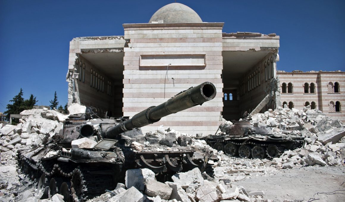 Anderthalb Jahre nach Assads Sturz steht Syrien zwischen westlicher Anerkennung und innerer Fragmentierung: Präsident Ahmed al-Sharaa verspricht Minderheitenschutz, doch Alawiten, Drusen und Kurden erleben sehr unterschiedliche Realitäten. Der Text zeigt, dass Sicherheit im Übergangsstaat weniger von politischen Zusagen abhängt als von Machtkalkülen, externem Druck und der Frage, ob Damaskus Schutz auch dort durchsetzt, wo niemand hinsieht. 