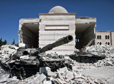Anderthalb Jahre nach Assads Sturz steht Syrien zwischen westlicher Anerkennung und innerer Fragmentierung: Präsident Ahmed al-Sharaa verspricht Minderheitenschutz, doch Alawiten, Drusen und Kurden erleben sehr unterschiedliche Realitäten. Der Text zeigt, dass Sicherheit im Übergangsstaat weniger von politischen Zusagen abhängt als von Machtkalkülen, externem Druck und der Frage, ob Damaskus Schutz auch dort durchsetzt, wo niemand hinsieht. 