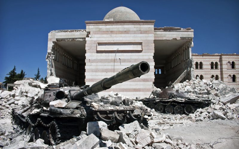 Anderthalb Jahre nach Assads Sturz steht Syrien zwischen westlicher Anerkennung und innerer Fragmentierung: Präsident Ahmed al-Sharaa verspricht Minderheitenschutz, doch Alawiten, Drusen und Kurden erleben sehr unterschiedliche Realitäten. Der Text zeigt, dass Sicherheit im Übergangsstaat weniger von politischen Zusagen abhängt als von Machtkalkülen, externem Druck und der Frage, ob Damaskus Schutz auch dort durchsetzt, wo niemand hinsieht. 