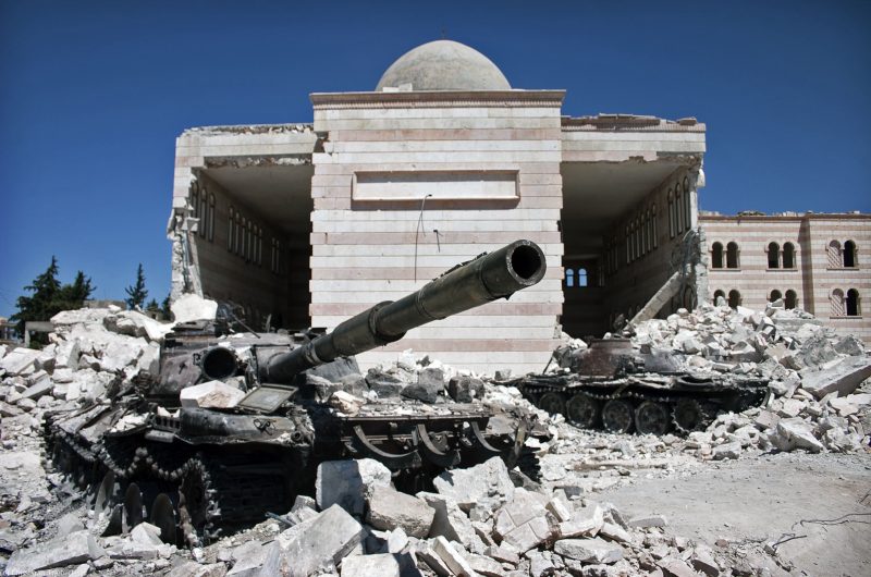 Anderthalb Jahre nach Assads Sturz steht Syrien zwischen westlicher Anerkennung und innerer Fragmentierung: Präsident Ahmed al-Sharaa verspricht Minderheitenschutz, doch Alawiten, Drusen und Kurden erleben sehr unterschiedliche Realitäten. Der Text zeigt, dass Sicherheit im Übergangsstaat weniger von politischen Zusagen abhängt als von Machtkalkülen, externem Druck und der Frage, ob Damaskus Schutz auch dort durchsetzt, wo niemand hinsieht. 
