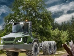 Auf der Eurosatory präsentiert die Firmengruppe Liebherr rund 20 Exponate aus mehreren Produktbereichen. Im Mittelpunkt steht die Übertragung etablierter ziviler Technologien auf verteidigungs- und zivilschutzrelevante Einsätze.