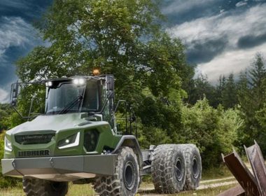Auf der Eurosatory präsentiert die Firmengruppe Liebherr rund 20 Exponate aus mehreren Produktbereichen. Im Mittelpunkt steht die Übertragung etablierter ziviler Technologien auf verteidigungs- und zivilschutzrelevante Einsätze.