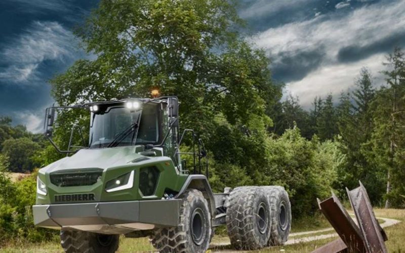 Auf der Eurosatory präsentiert die Firmengruppe Liebherr rund 20 Exponate aus mehreren Produktbereichen. Im Mittelpunkt steht die Übertragung etablierter ziviler Technologien auf verteidigungs- und zivilschutzrelevante Einsätze.